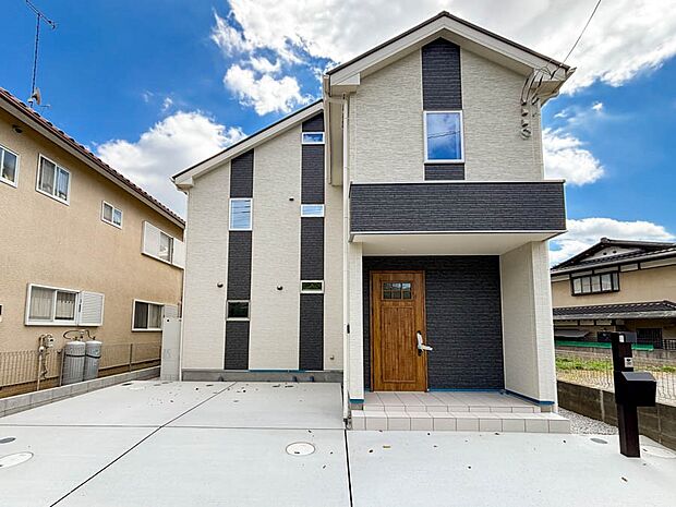 【Exterior】  爽やかな青空の下に贅沢なほどに降り注ぐ陽光、豊かな居住性と、クオリティが見事に調和した住空間は、住まうことの喜びを感じさせてくれます。