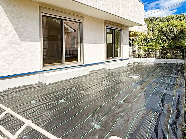 【Garden】  お子さんや愛犬を庭で思い切り遊ばせられる。そんな願いを叶えられる広さのお庭です。