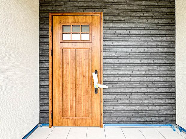 自然な風合いによるデザイン性と温かみのある玄関でお出迎えしてくれます