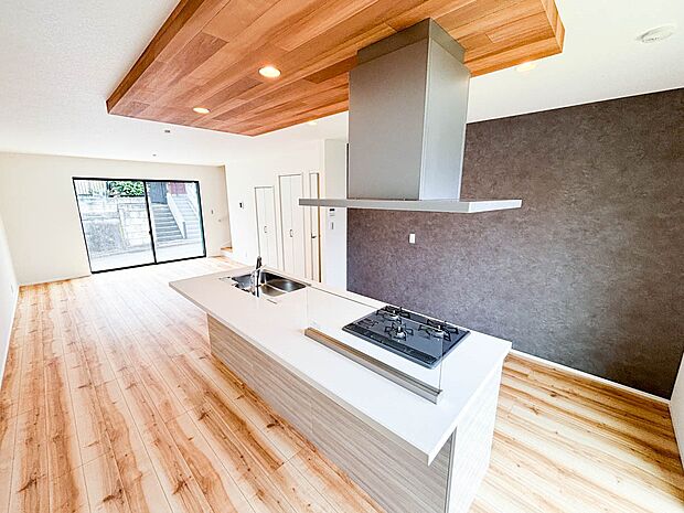 ～Living room～  家族みんなが集まるリビング。やさしい色合いのフローリングと白いクロスの明るい空間はきっと家族の心も穏やかに癒してくれます。
