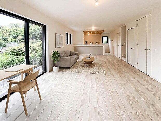 ～Living Dining～  開放感あふれるモダンなキッチンスペース。窓からはたっぷりと朝日が差し込み明るく快適な空間を演出してくれます。（本画像家具はCGで作成、実際に家具の設置はありません）