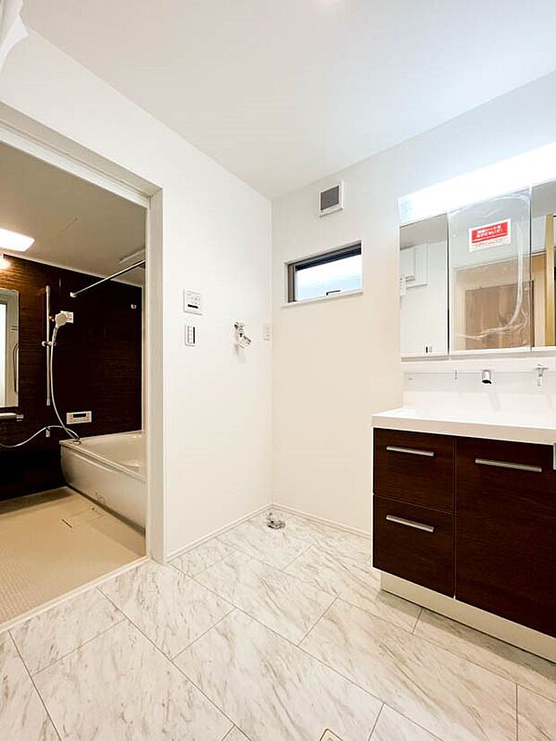 【洗面台・洗面所】【Powder room】 ご家族の1日が始まり、1日が終わりを締めくくる洗面空間。快適に過ごせることはもちろん、気品や優雅さを兼ね備えたパウダールームです。