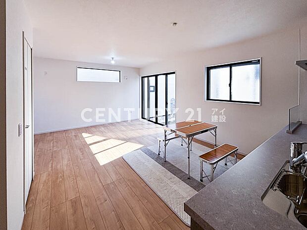 【リビング】優しい色合いのフローリングと建具。やわらかな日差しがくつろぎの空間を演出します。