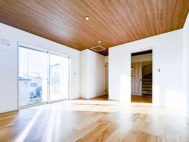 【リビング】【Living Dining】 リビングで子供が走ってる姿を見ながら、大きなソファやダイニングテーブルでゆったり食事をしたりくつろぎたい。そんな夢が叶えられる空間です!