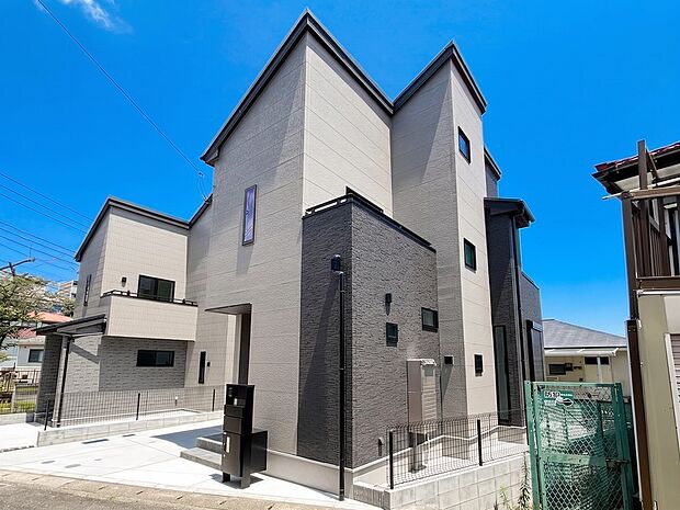 【現地外観写真】～Exterior～  デザイン性の高い外観。シックでシンプルなデザインなので飽きが来ずに永く愛していただけそうなお家です。