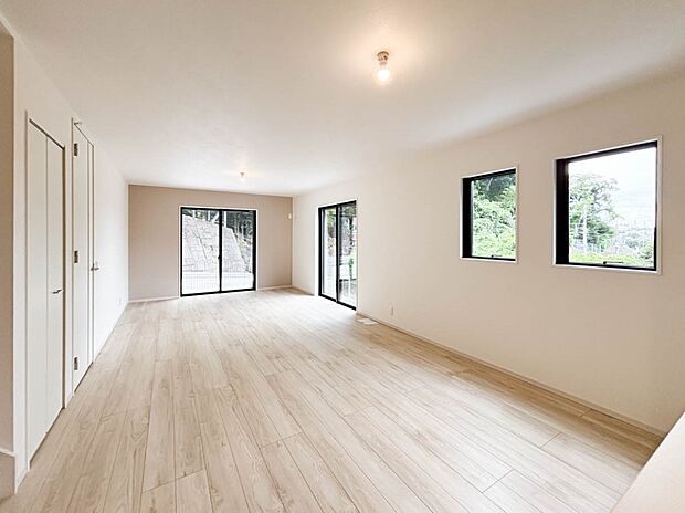 【リビング】～Living Dining～  リビングで子供が走ってる姿を見ながら、大きなソファやダイニングテーブルでゆったり食事をしたりくつろぎたい。そんな夢が叶えられる空間です！