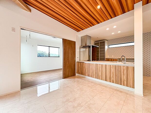 対面キッチンで配膳もスムーズ。ご家族のコミュニケーションも自然と増える設計。