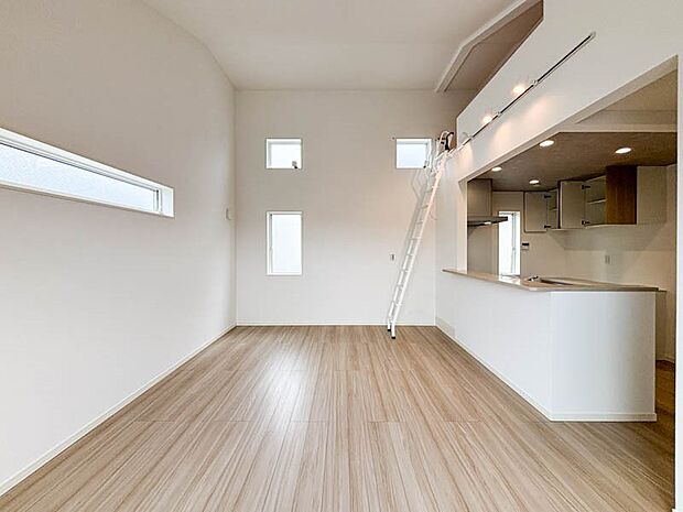 陽光溢れる明るいリビングです