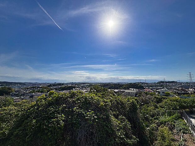 遮るものの無い開放的な眺望です。目線もあまり気にならず、気持ちの良い眺望です。