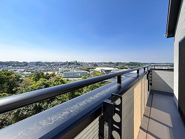 気持ちのいい空が見渡せる広いバルコニー。気持ちの良い眺望です。