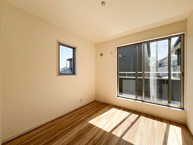 【リビング以外の居室】 2面採光で光を集めるお部屋はゆっくりと落ち着く空間です。クローゼットもございますので、収納家具を新たに揃える準備も省け、なにより居住空間を広く使えるので快適です。  