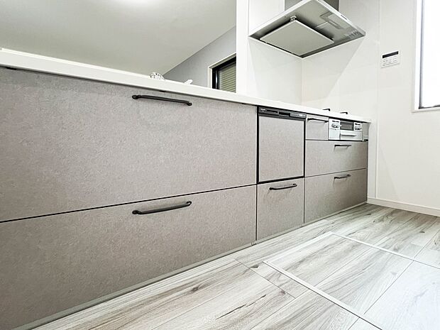 【キッチン】毎日使うキッチンだからこそ、食事の準備を楽しい時間に、忙しい時でもスムーズに無駄なく作業できる、お手入れも簡単にできるなど、毎日を楽しくするキッチンスペースに仕上げました。