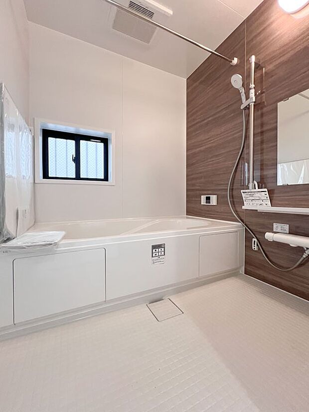 【浴室】上質が感じられるカラーリングで、清潔な空間美を実現。一日の疲れが癒される優雅なバスタイムを堪能できるゆとりあるバスルームです。