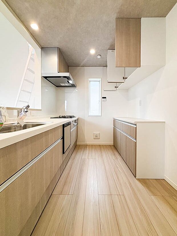 【ダイニングキッチン】【Kitchen】  機能美とデザイン性を兼ね備えた使い勝手のよいシステムキッチンはリビングとの一体感も考慮され、美しい空間が実現します。