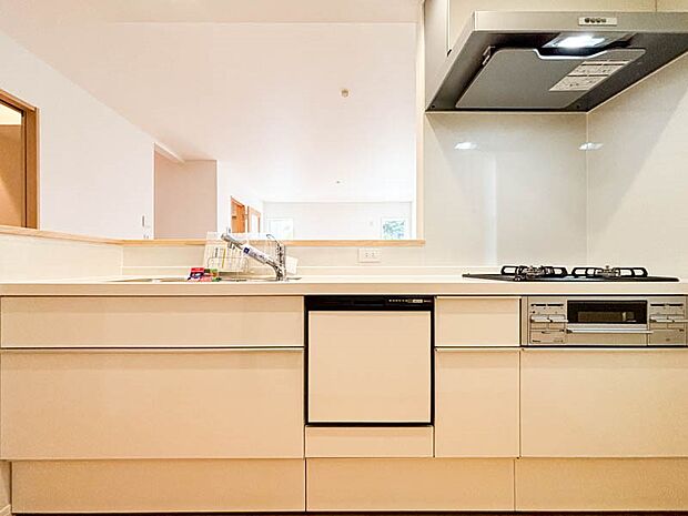 【キッチン】毎日使うキッチンだからこそ、食事の準備を楽しい時間に、忙しい時でもスムーズに無駄なく作業できる、お手入れも簡単にできるなど、毎日を楽しくするキッチンスペースに仕上げました。