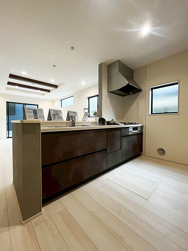 家事をしながらもリビングが見渡せる対面キッチンは、忙しい奥様に嬉しいカタチ。お料理もお子様や旦那様と会話をしながら楽しく作れそう。