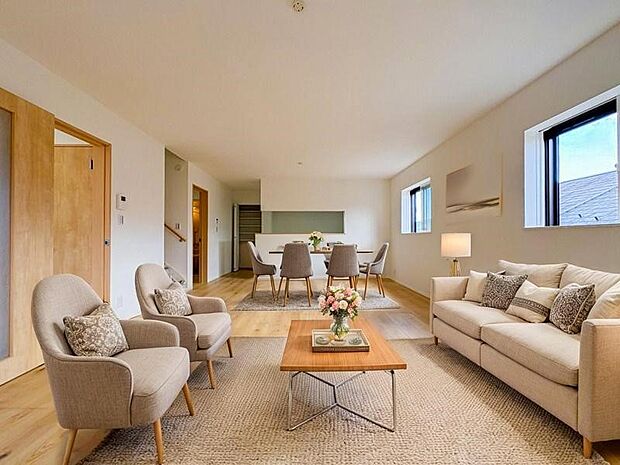 【CGにて家具配置】リビングで子供が走ってる姿を見ながら、大きなソファやダイニングテーブルでゆったり食事をしたりくつろぎたい。そんな夢が叶えられる空間です！