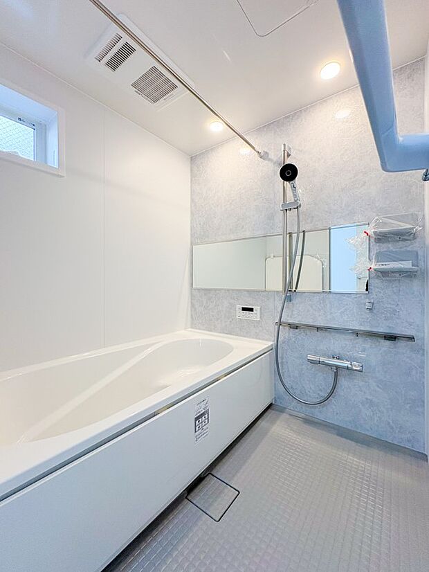 上質が感じられるカラーリングで、清潔な空間美を実現。一日の疲れが癒される優雅なバスタイムを堪能できるゆとりあるバスルームです。