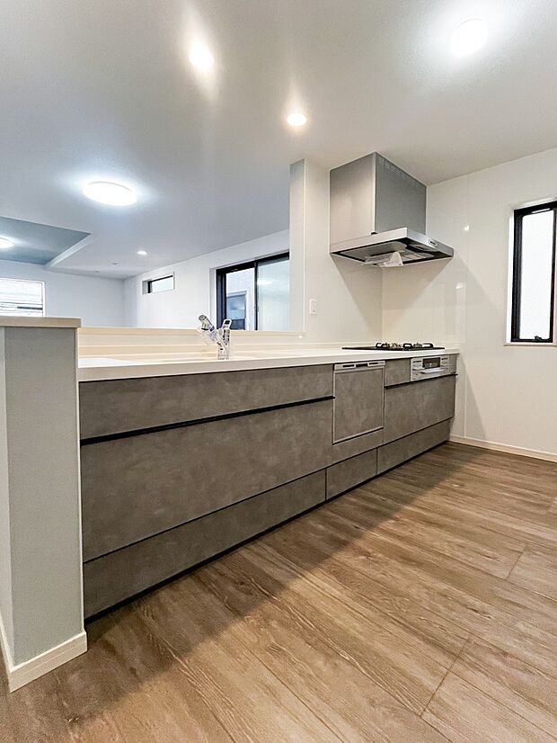 毎日使うキッチンだからこそ、食事の準備を楽しい時間に、忙しい時でもスムーズに無駄なく作業できる、お手入れも簡単にできるなど、毎日を楽しくするキッチンスペースに仕上げました。