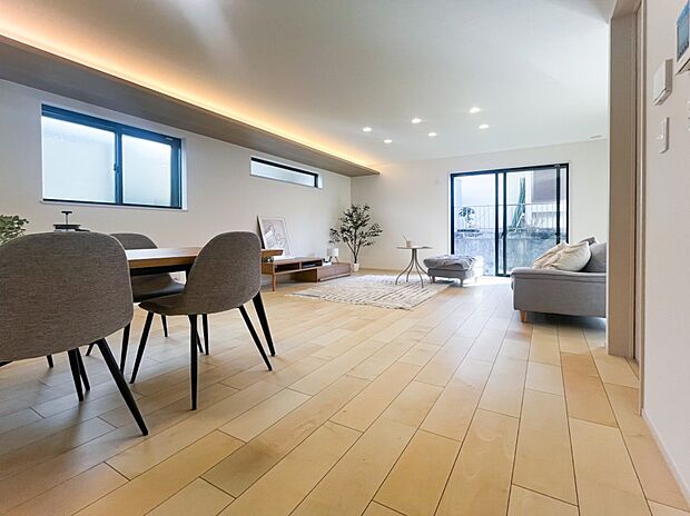 リビングで子供が走ってる姿を見ながら、大きなソファやダイニングテーブルでゆったり食事をしたりくつろぎたい。そんな夢が叶えられる空間です！