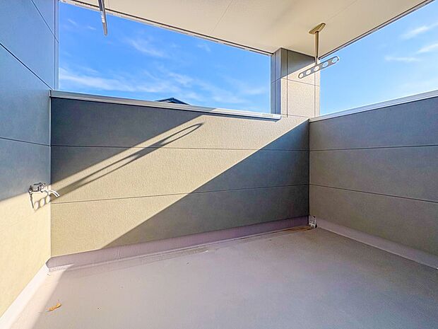 プライベート性が確保されたバルコニー。ワイドな空間にたっぷりの陽光が降り注ぎます。