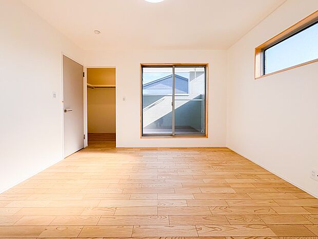 過ぎ行く時間をゆったりと感じることができる落ちついたプライベートルーム。リビングで楽しく過ごした後はゆっくりくつろぐ時間を満喫できます。