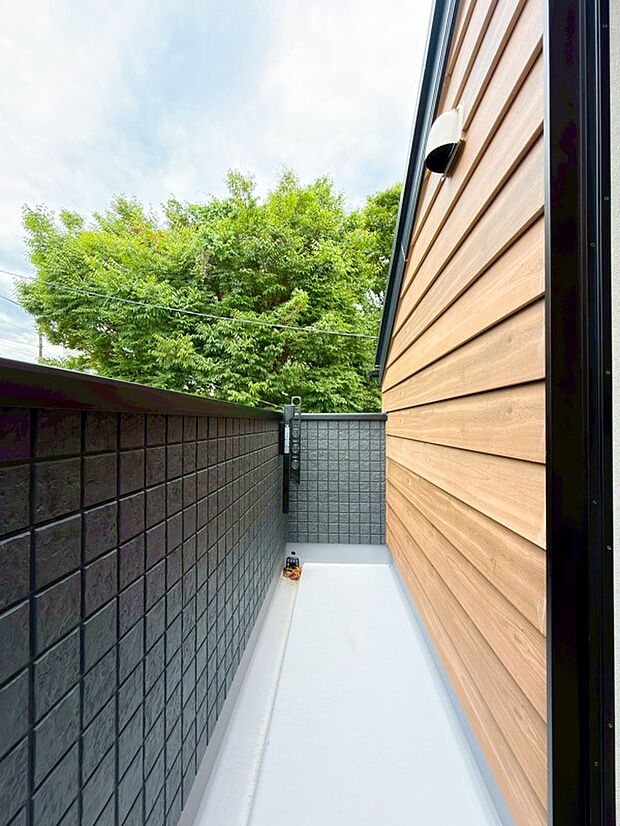 【Balcony】 気持ちのいい空が見渡せる広いバルコニー。爽やかな風を感じて、心躍る素敵な暮らしがはじまります!