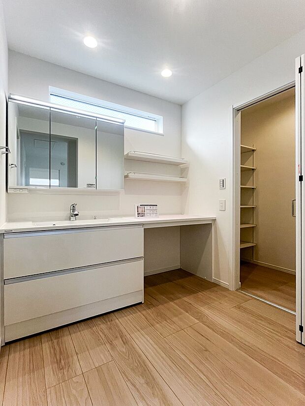 【洗面台・洗面所】ご家族の1日が始まり、1日が終わりを締めくくる洗面空間。快適に過ごせることはもちろん、気品や優雅さを兼ね備えたパウダールームです。