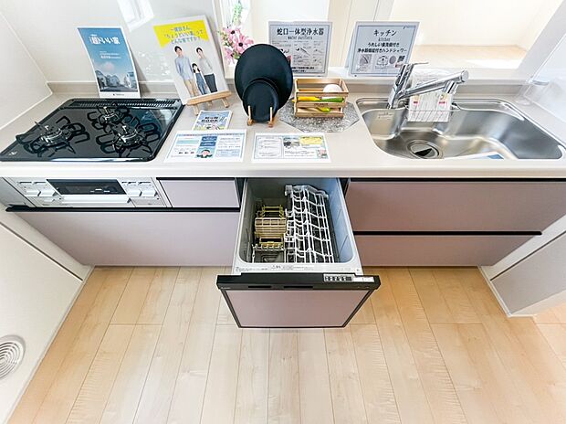 【キッチン】<食洗機>手洗いよりも時間の節約が出来るので子育てや家事で忙しい方の味方です。また高速洗浄と乾燥で殺菌効果が望め衛生的。手洗いよりも節水効果もありうれしいポイント詰まっています