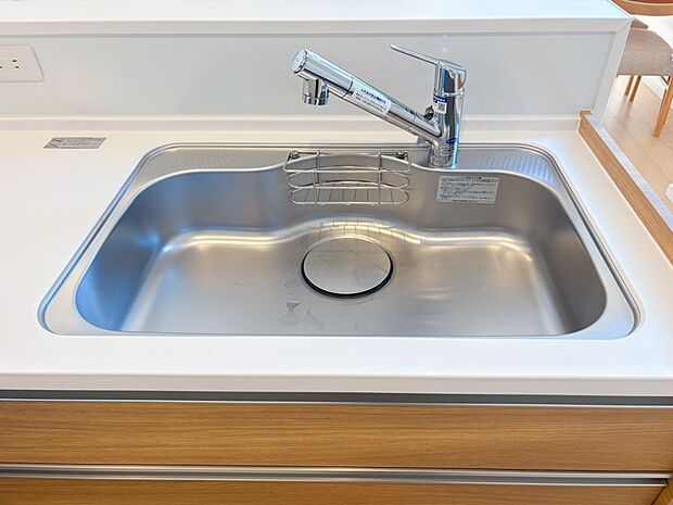 【キッチン】【浄水機能付き水栓】お米を研いだり、野菜を洗ったりするときなど用途に応じてワンタッチで浄水に切り替えが可能です。カートリッジ式なので、フィルターを簡単に交換する事が出来ます。