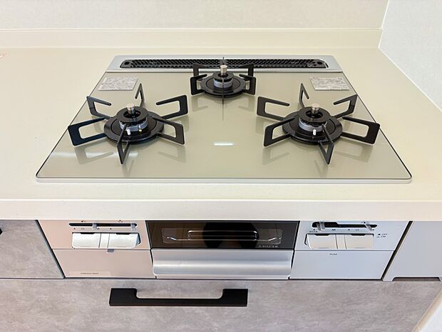 【その他設備】～3口ガスコンロ～  広いスペースと力強い火力で、調理も時短。