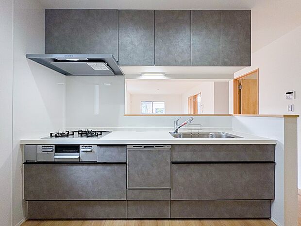 【キッチン】毎日使うキッチンだからこそ、食事の準備を楽しい時間に、忙しい時でもスムーズに無駄なく作業できる、お手入れも簡単にできるなど、毎日を楽しくするキッチンスペースに仕上げました。