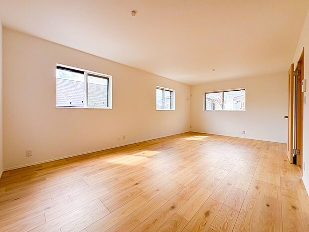 【リビング】子供の笑い声やママとパパの楽しい会話、料理をする音や、テレビの音など当たり前の生活が送ることができる幸せ。そんな幸せをこの家で作り上げてみてはいかがですか。