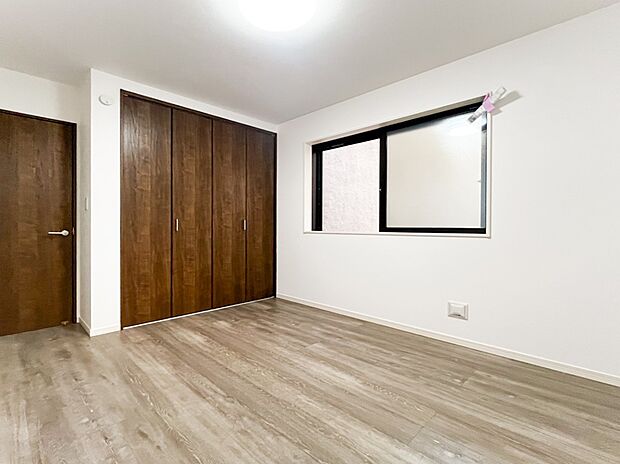 【洋室】過ぎ行く時間をゆったりと感じることができる落ちついたプライベートルーム。リビングで楽しく過ごした後はゆっくりくつろぐ時間を満喫できます。