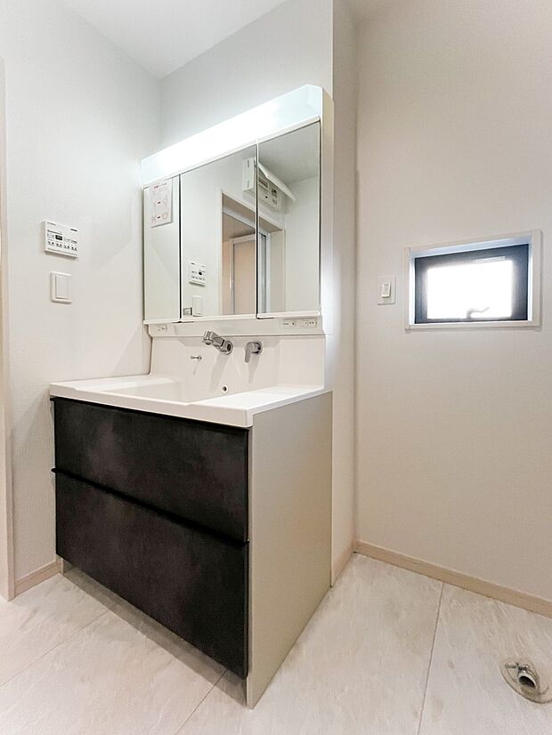 【洗面台・洗面所】ご家族の1日が始まり、1日が終わりを締めくくる洗面空間。快適に過ごせることはもちろん、気品や優雅さを兼ね備えたパウダールームです。