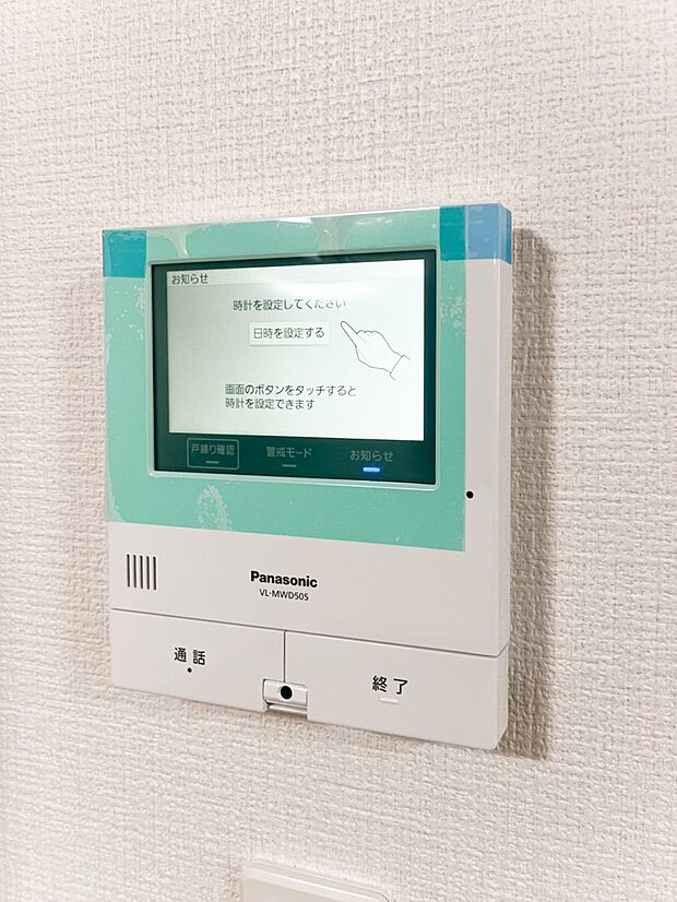 【TVモニター付きインターフォン】ＴＶモニタ付インターホンでセキュリティ面にも配慮。来客を確認できるだけでなく、録画機能で留守中の来訪者の確認ができます！学校から帰ったお子様のお留守番にも安心なセキュリティ設備ですね。