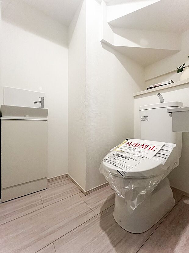 【トイレ】いつまでも清潔な空間であって頂けますように、目に留まるだけではなく、汚れをふき取り易いフロアと壁紙をチョイス致しました。