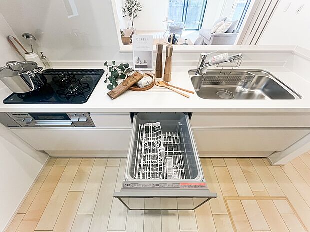 【キッチン】＜食洗機＞手洗いよりも時間の節約が出来るので子育てや家事で忙しい方の味方です。また高速洗浄と乾燥で殺菌効果が望め衛生的。手洗いよりも節水効果もありうれしいポイント詰まっています