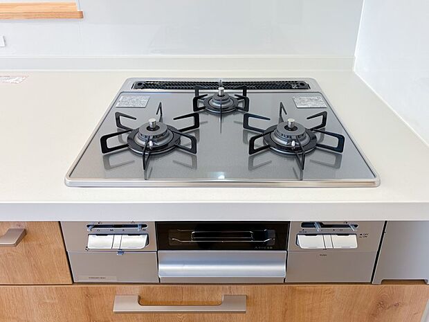 【その他設備】～3口ガスコンロ～  広いスペースと力強い火力で、調理も時短。