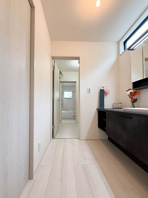 【洗面台・洗面所】ご家族の1日が始まり、1日の終わりを締めくくる洗面空間。快適に過ごせることはもちろん、気品や優雅さを兼ね備えたパウダールームです。