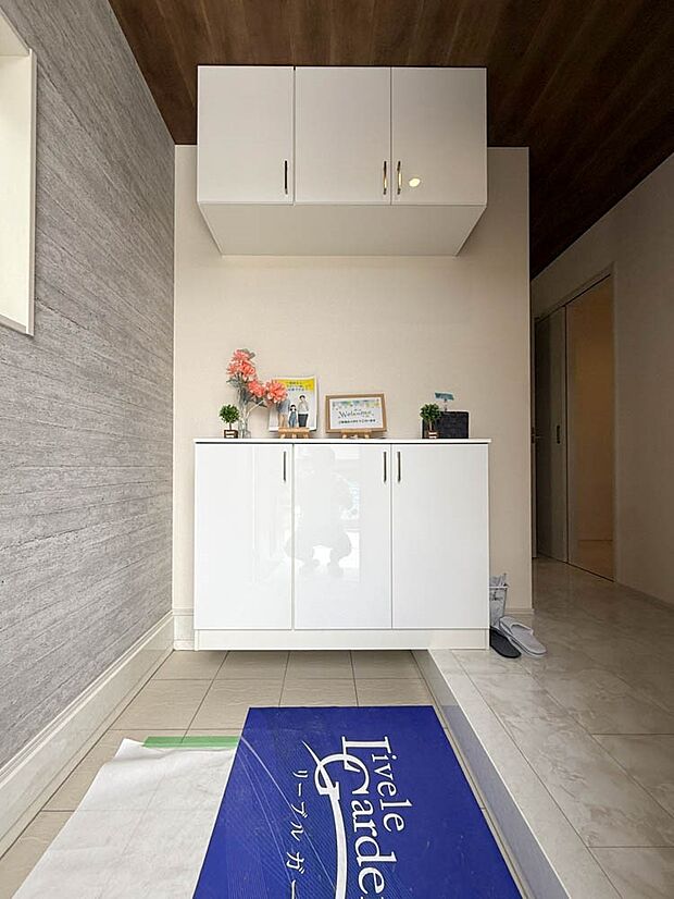 【玄関】ゆったりした広さがある玄関は、いつも優しく明るく出迎えしてくれます。落ち着いた趣のある建具がホッとさせてくれます。