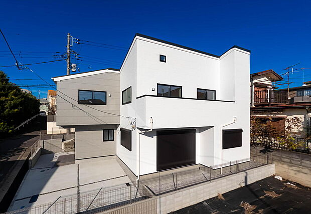 「群を抜いた満足感」
どの角度が眺めても、所有感が満たされる理想的で素敵な住まい
一生ものだから、「パッと見」こそが全て「第一印象で決まる」素敵なマイホーム。カースペース２台以上駐車可能
