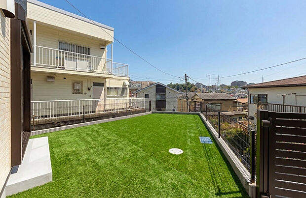 「憧れのガーデンライフ」
美しい碧空とガーデンライフが可能な日々の暮らしを豊かに彩ります。
（注）人工芝はCGで、イメージ画像です。実際には付いておりません。