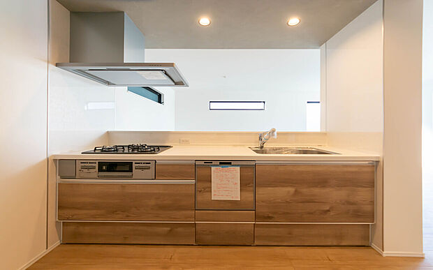 「全体を見渡せる安心感」
家族の会話が弾む奥様に人気の高いオープンカウンターキッチン、料理しながらお子様の様子の確認ができ移動しやすい広いキッチンスペースは奥様にとって安心感の高い住まい