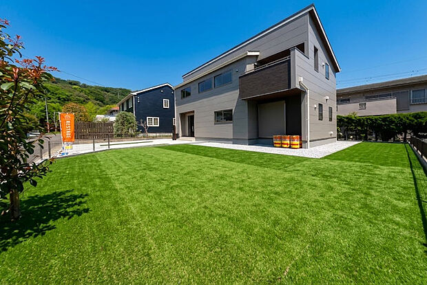 広々とした美しい芝生の庭が魅力!子ども達の遊び場やBBQ、家庭菜園など、家族の夢が広がる開放的なプライベート空間をぜひ現地でご体感ください。(注)人工芝はCGで、イメージ画像です。実際にはありません