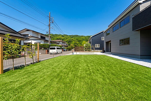 広々とした美しい芝生の庭が魅力!子ども達の遊び場やBBQ、家庭菜園など、家族の夢が広がる開放的なプライベート空間をぜひ現地でご体感ください。(注)人工芝はCGで、イメージ画像です。実際にはありません