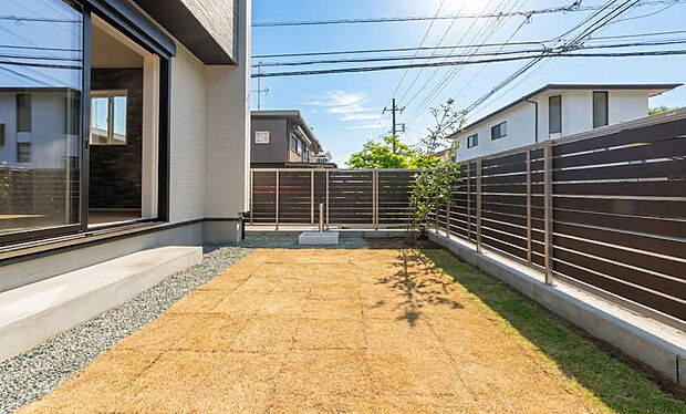 LDKの大きな掃き出し窓から直接出入りができるため、お部屋の延長線として広く使えます。お庭で過ごす家族の気配を室内からも身近に感じられ、暮らしに開放感とゆとりをもたらすプライベート空間です。