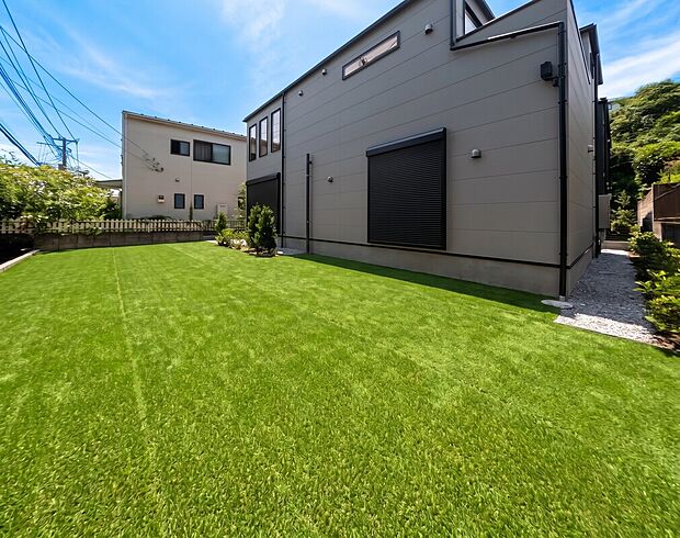 「週末の楽しみが増える」
BBQ、ガーデニング、お子様の自然とのふれあいなど、お庭があるから楽しみも倍増するマイホーム。
(注)人工芝はイメージCGです、実際には付いておりません