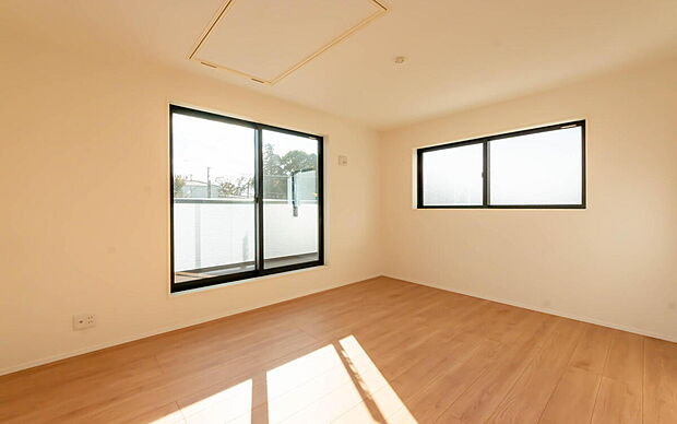 【洋室】☆☆角住居の陽当たり・開放感☆☆
お子様の成長にも欠かせない陽ざし。朝の目覚めも太陽の力で元気にスッキリと。
風通しや開放感も良いお部屋だからストレスフリーな空間に。
