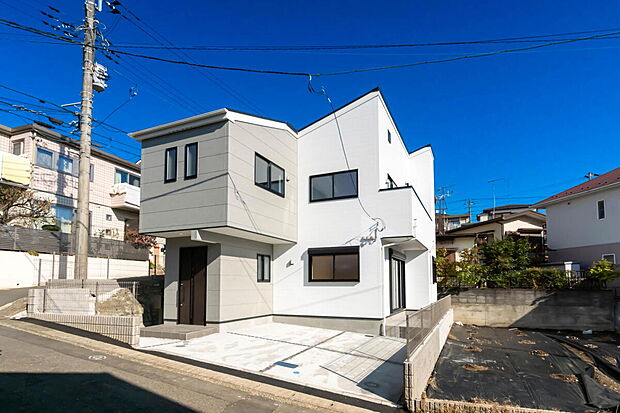 【外観】「街並みに溶け込むシンプルなデザイン」
飽きのこないシンプルなデザイン。
一生のマイホームだからずっとここで暮らしたい。
家族の人生とともにあるマイホーム。
